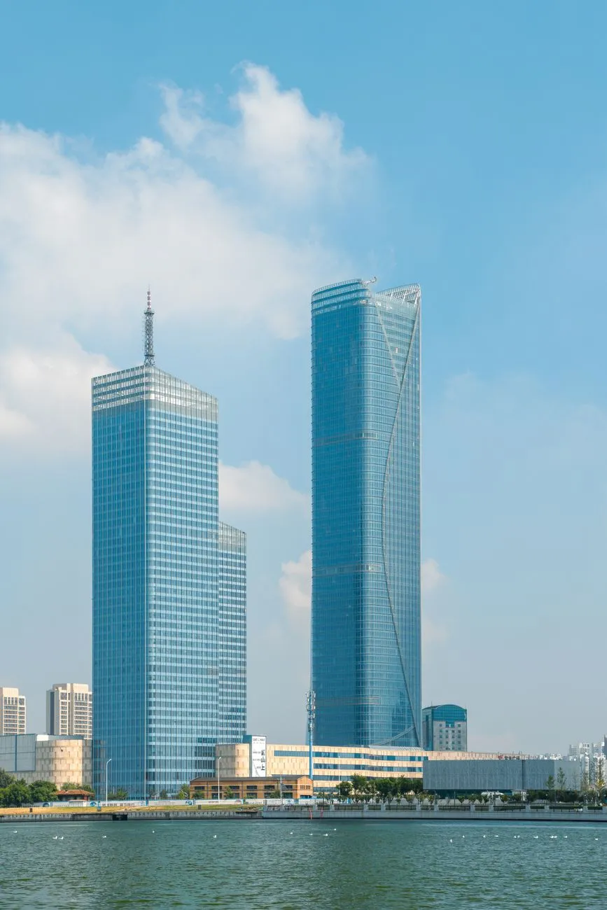 2025年门店形象设计趋势：从动线规划到橱窗陈列的实战解析
