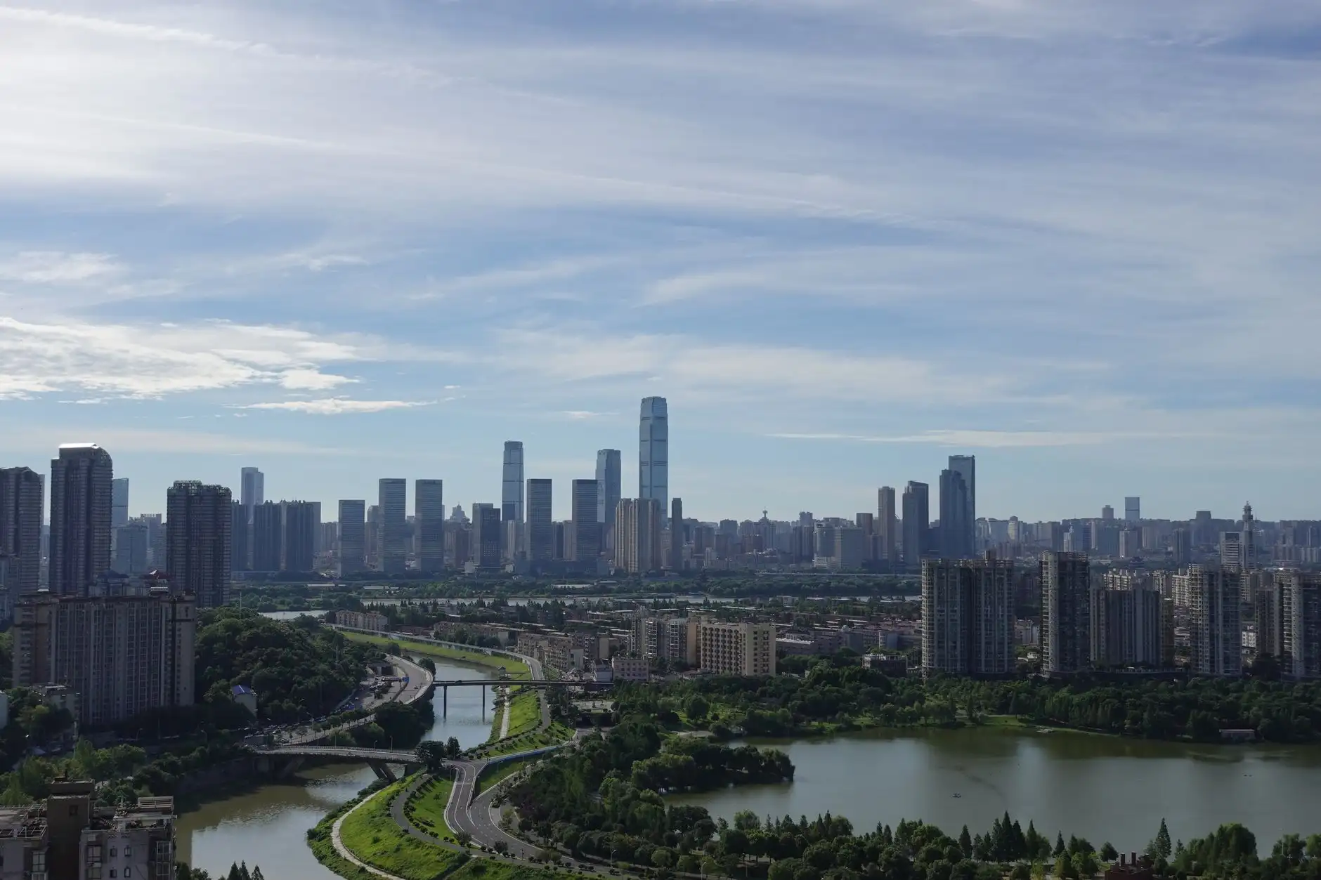 橱窗陈列设计中的色彩心理学应用：从视觉吸引到品牌转化