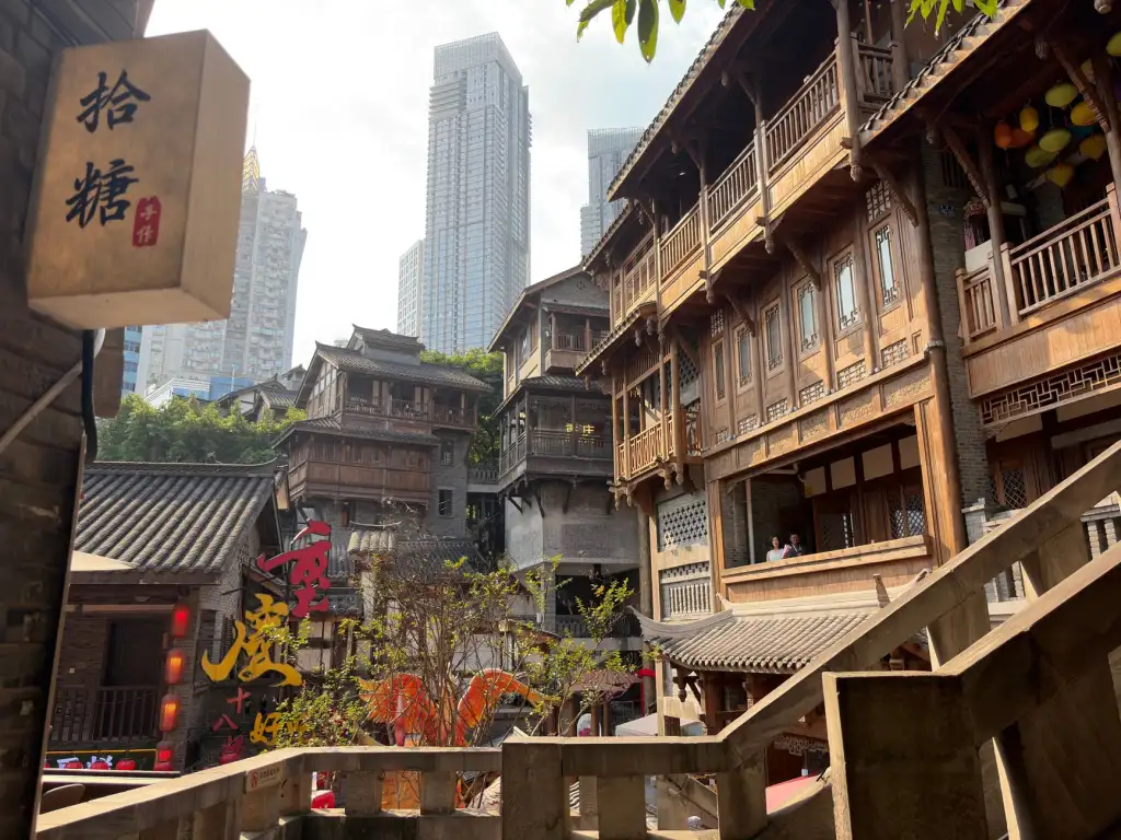 海南零售连锁品牌门店形象设计：陈列手册与橱窗设计整合方案