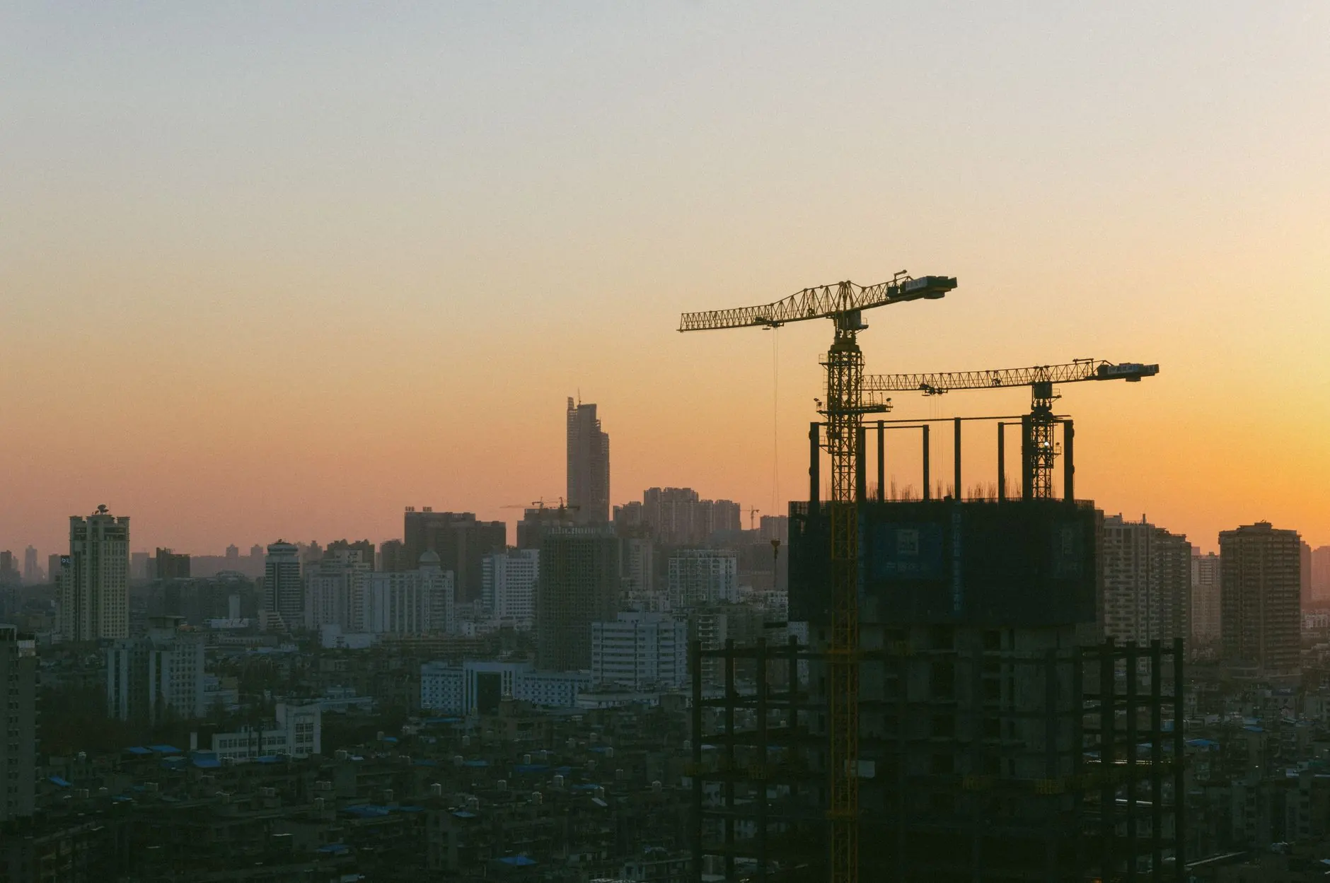 2025年门店形象设计趋势：陈列手册与橱窗设计的融合应用