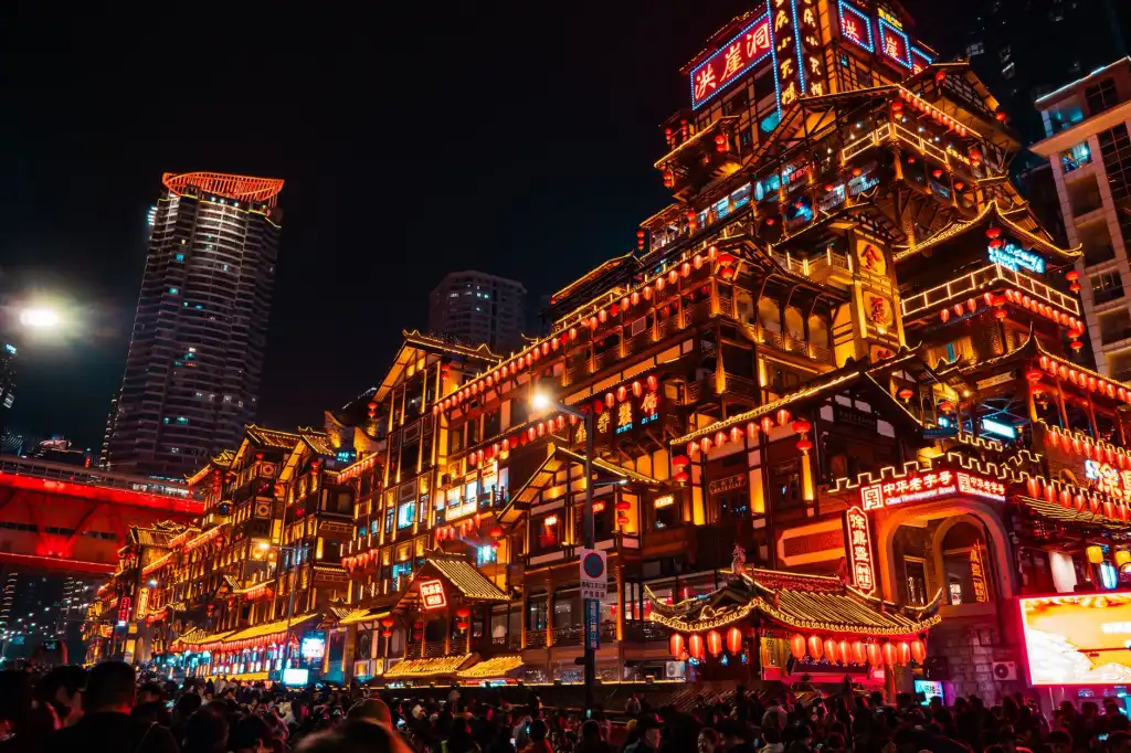 2025年零售门店形象设计趋势：动线规划与陈列手册的融合应用