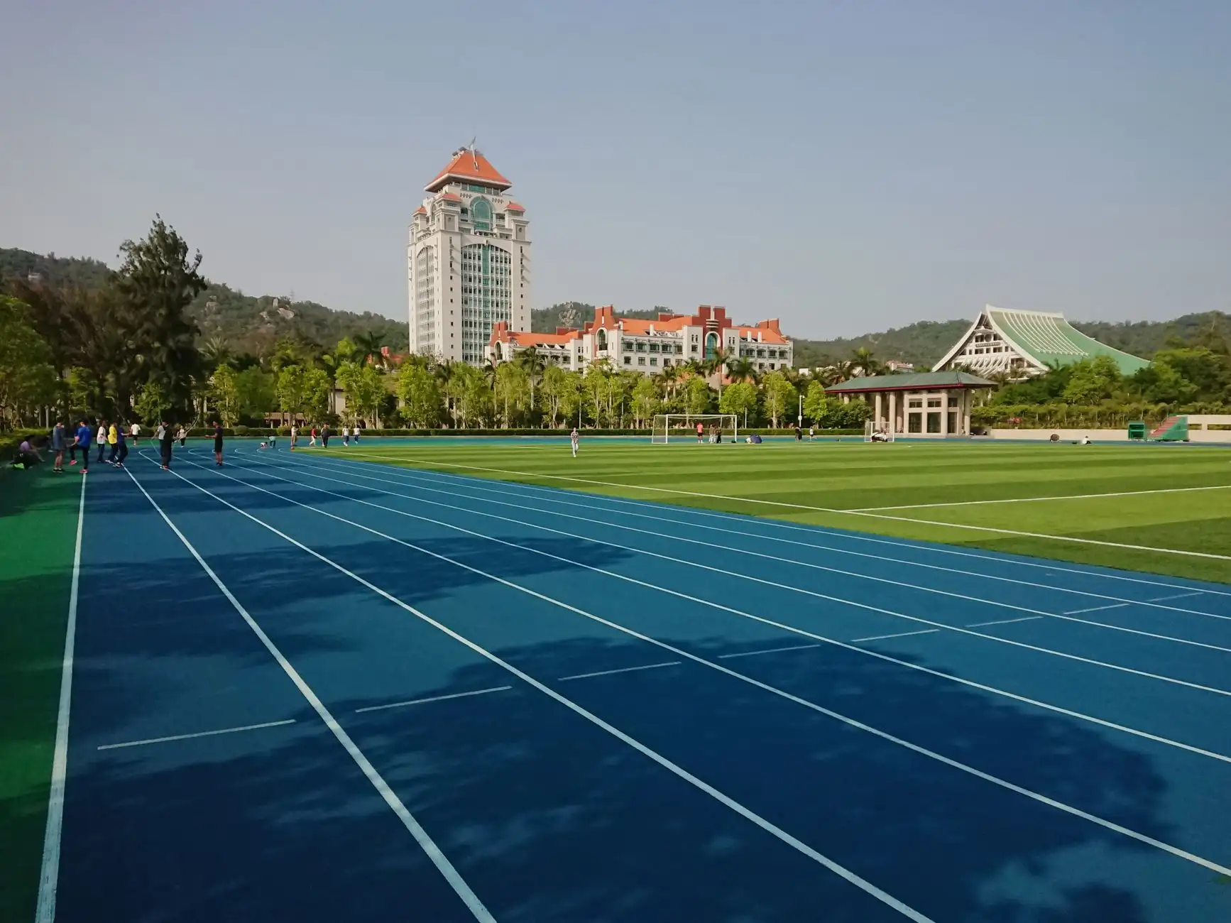 橱窗陈列设计中的色彩心理学应用：从视觉吸引到品牌转化