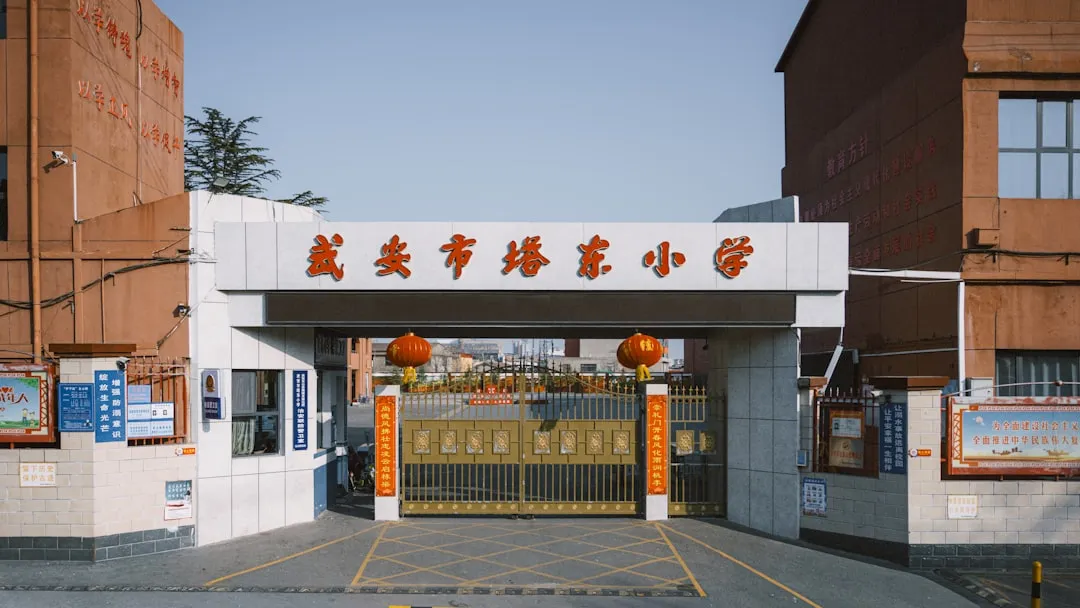 连锁品牌橱窗设计技术要点：从灯光布局到视觉动线规划方案